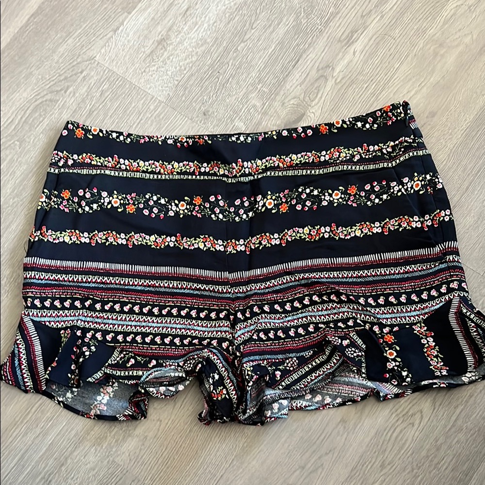 Floral Patterned Ruffle Shorts - Picture 4 of 7
